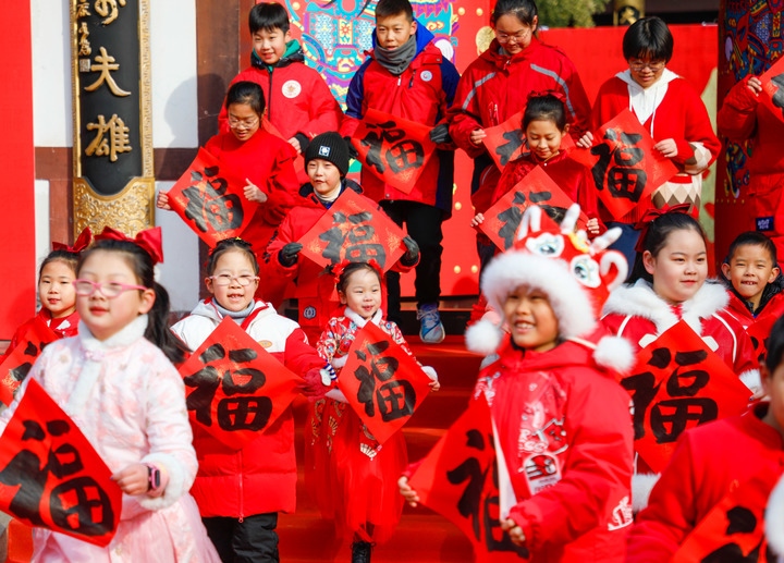 2月2日，小朋友在濟(jì)南五龍?zhí)毒皡^(qū)參加送福字活動(dòng)。新華社發(fā)（徐舟攝）