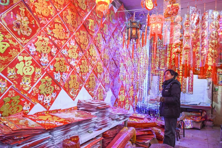 1月21日，在山西省晉中市平遙縣一家市場，市民在選購年貨。新華社發(fā)（梁生仁攝）