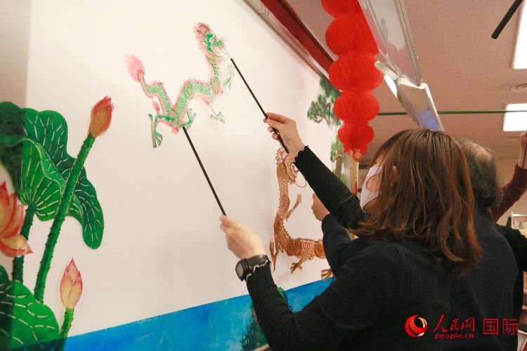 皮影戲表演。人民網(wǎng) 許可攝