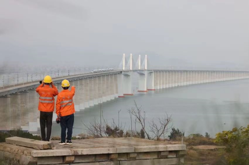 許沖和工友在白天巡視湄洲灣大橋上的供電設備。胡鵬攝