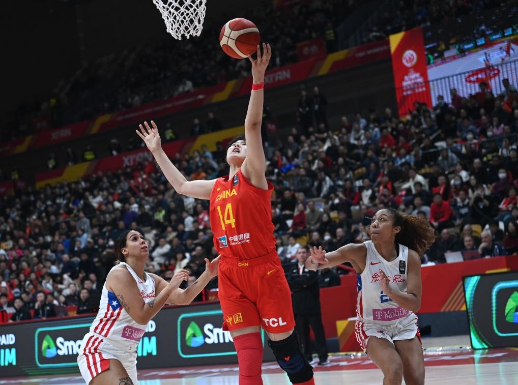 2月11日，中國隊球員李月汝（中）在比賽中上籃。新華社記者 李一博 攝