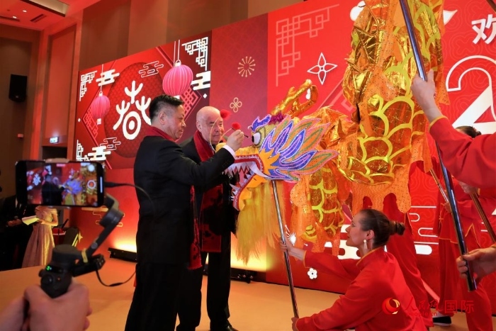 張漢暉（左）、施威特科（右）共同為彩龍點睛。于子恒攝