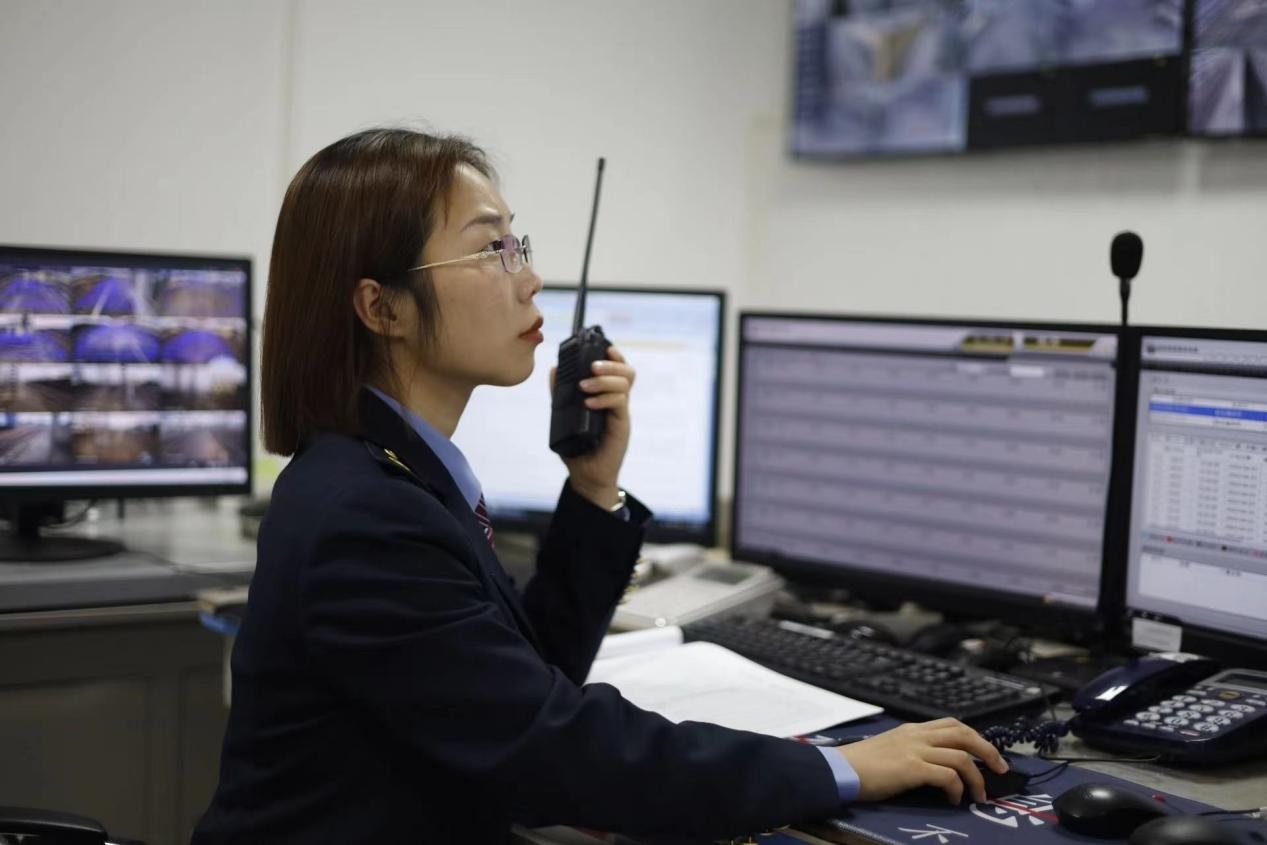 張華正在使用對(duì)講機(jī)溝通客運(yùn)工作情況。蔡紫妍攝