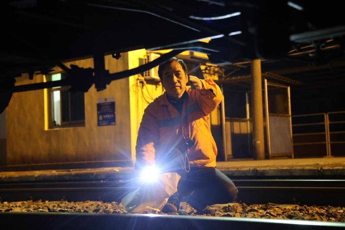 凌晨2點(diǎn)，李金饒正在檢查關(guān)門車。陸佳駿攝