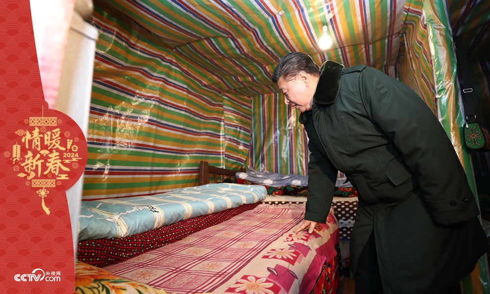 2018年2月11日，習(xí)近平總書記在四川三河村貧困戶吉好也求家中看望。