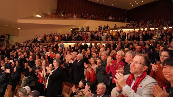 中德觀眾觀看中央民族樂團(tuán)“”天地永樂·中國(guó)節(jié)“”音樂會(huì)。中國(guó)駐德國(guó)大使館供圖