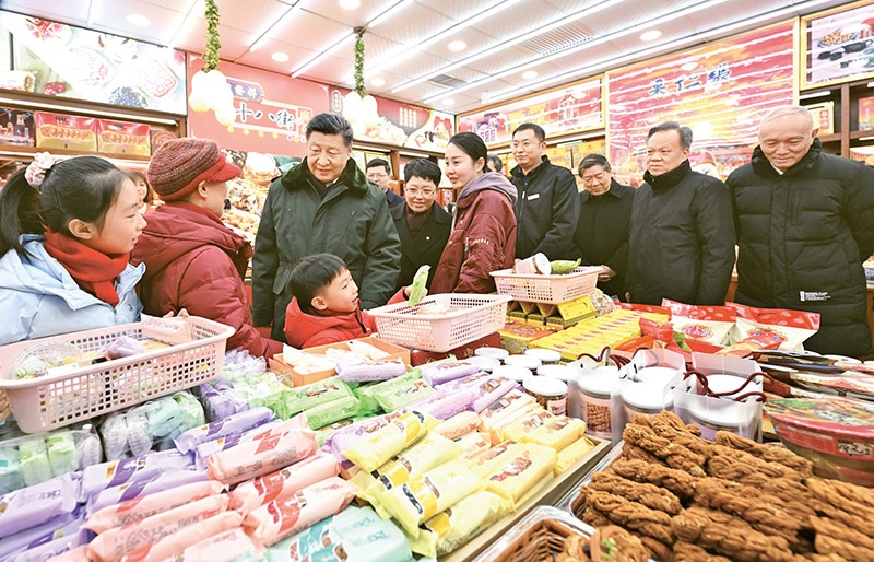 2024年2月1日至2日，中共中央總書記、國家主席、中央軍委主席習(xí)近平來到天津，看望慰問基層干部群眾。這是1日下午，習(xí)近平在天津古文化街考察時，走進店鋪同現(xiàn)場群眾互動交流。 新華社記者 謝環(huán)馳/攝