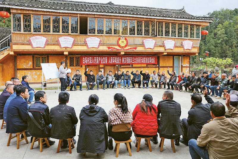 圖為2023年4月6日，貴州省黔東南苗族侗族自治州施秉縣白垛鄉(xiāng)白垛村村民在討論產(chǎn)業(yè)發(fā)展、人居環(huán)境提升、鄉(xiāng)村文明建設(shè)相關(guān)事宜。 人民圖片 磨桂賓/攝