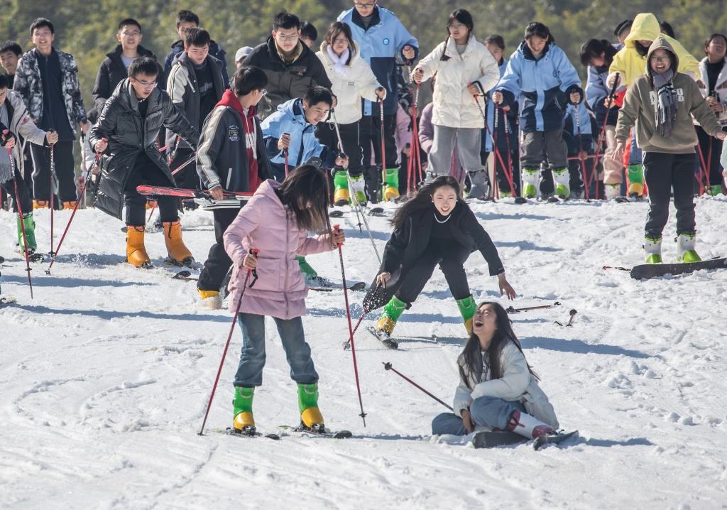游客在重慶市南川區(qū)金佛山北坡滑雪場(chǎng)滑雪（2023年11月22日攝）。新華社發(fā)（瞿明斌攝）