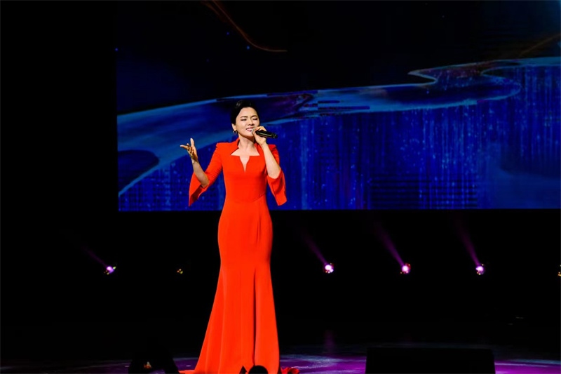 女高音歌唱家陳思思演唱《但愿人長久》。趙 靖攝