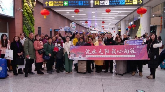 2月11日，一批馬來西亞游客抵達(dá)沈陽桃仙國際機(jī)場。新華社發(fā)