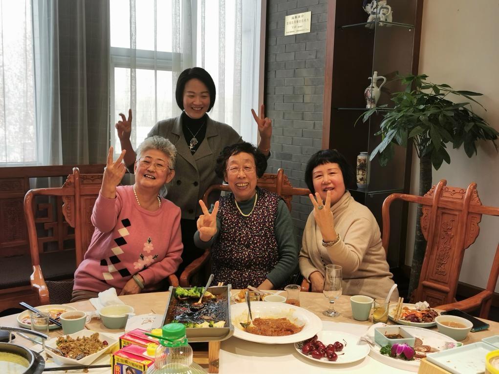 吳釗（前排左一）和鄰居一起在天津過年。（采訪對象供圖）