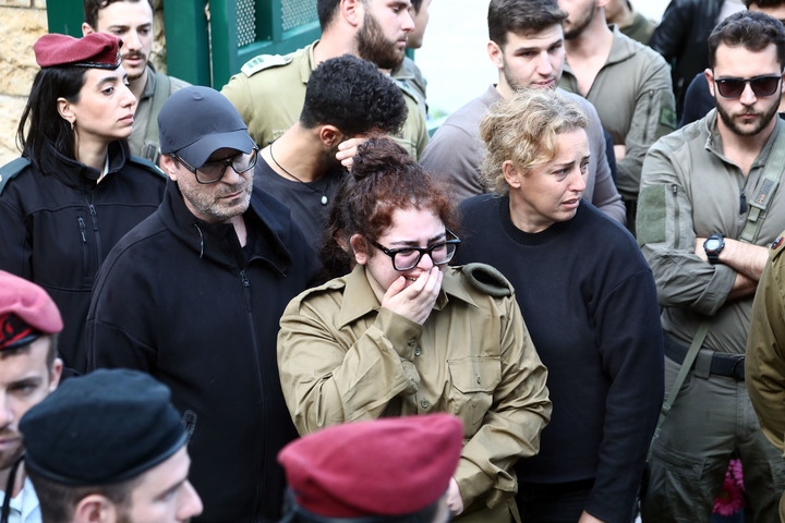 1月23日，在以色列特拉維夫的一處公墓，人們參加一名以色列士兵的葬禮。新華社發(fā)（吉德翁·馬科維奇攝/基尼圖片社）