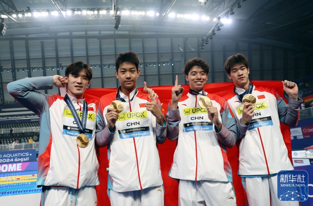 2月11日，2024年多哈游泳世錦賽男子4×100米自由泳接力決賽，中國隊選手王浩宇、張展碩、季新杰和潘展樂（從左到右）在頒獎儀式后合影慶祝。新華社記者 雒圓 攝