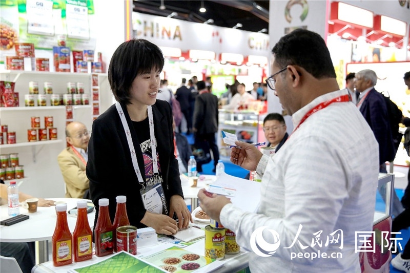 圖為中國(guó)參展企業(yè)代表與采購(gòu)商交流。人民網(wǎng) 塔里克·易卜拉欣攝