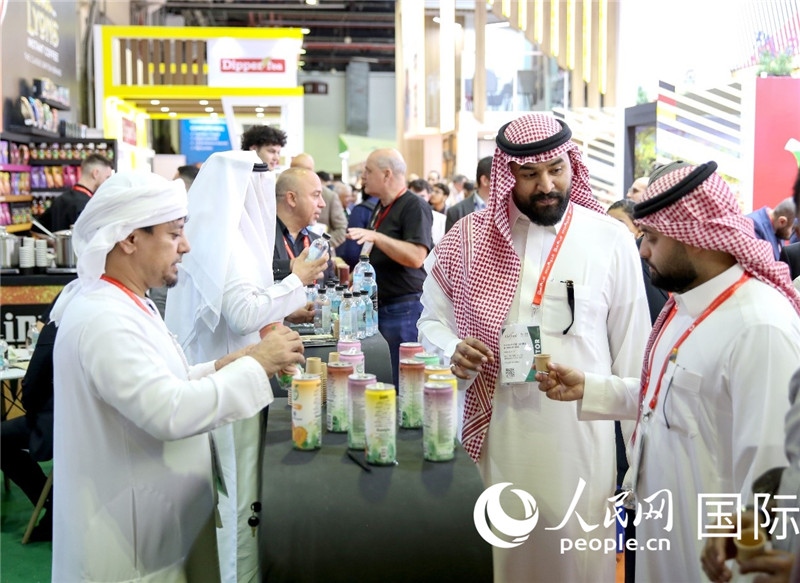 圖為專業(yè)觀眾在海灣食品展飲料展區(qū)參觀。人民網(wǎng) 塔里克·易卜拉欣攝