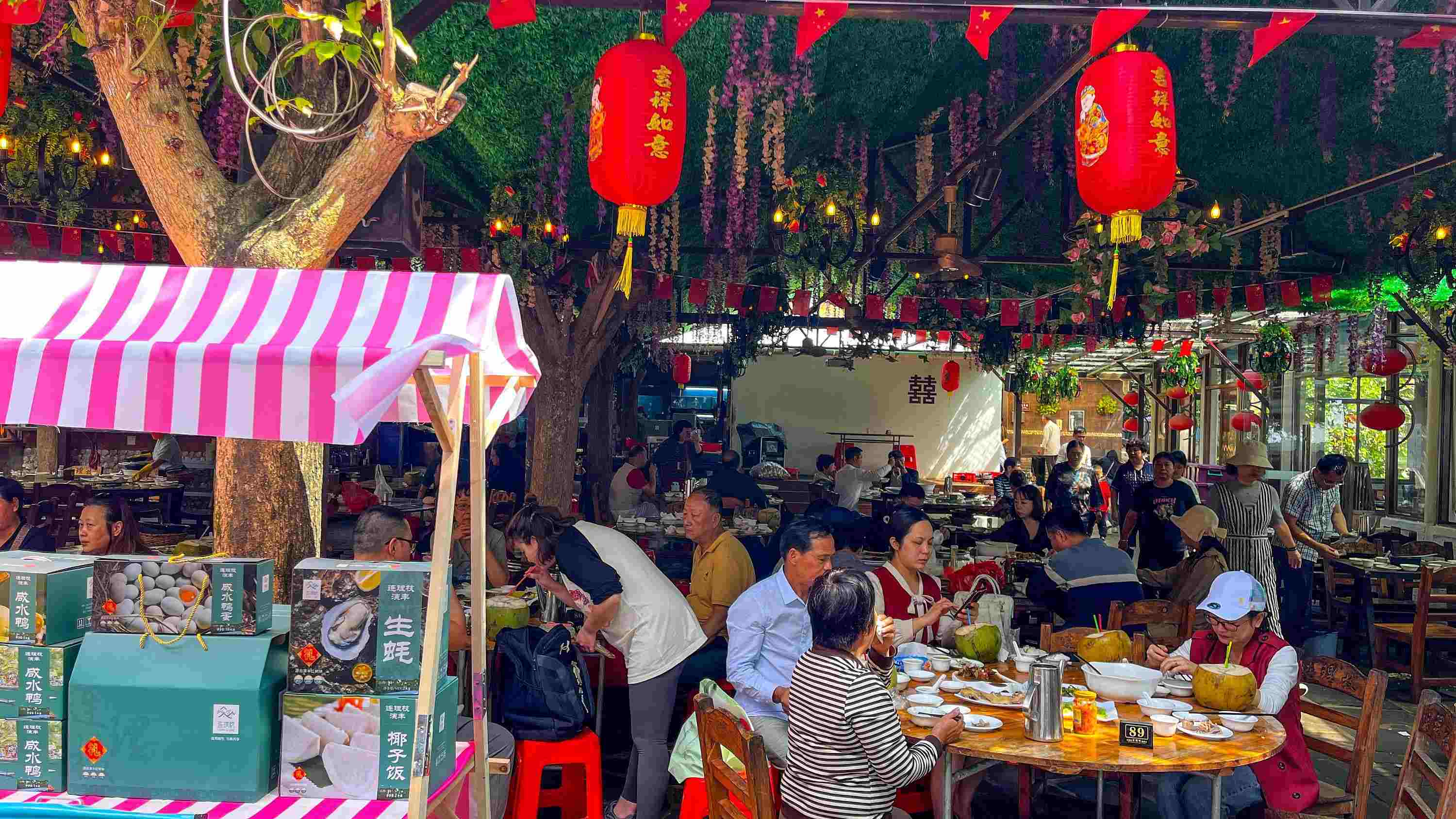 △ 2024年2月17日，春節(jié)假期最后一天，海口鄉(xiāng)村旅游持續(xù)火爆，眾多游客前往漁家樂品嘗特色海鮮和鄉(xiāng)村美食。