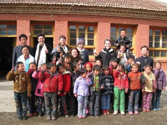 2008年，歐君廷帶領(lǐng)美國(guó)大學(xué)生到甘肅一所村辦小學(xué)訪問(wèn)教課