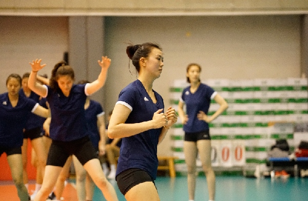 張常寧（右二）在訓練中。人民網記者李乃妍攝