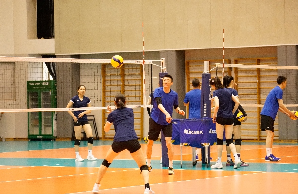 女排隊員在訓練中。人民網記者李乃妍攝