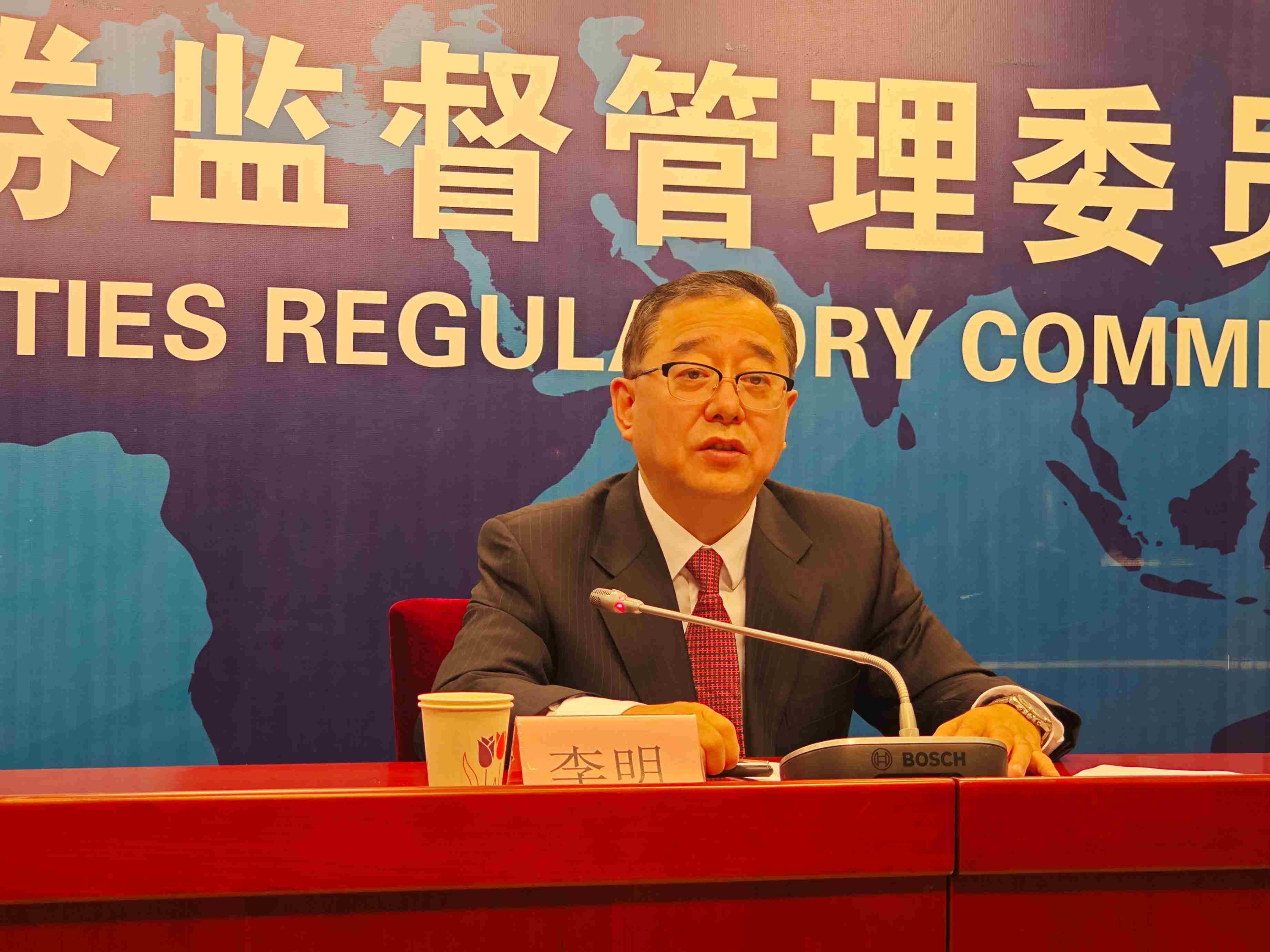 2月23日，李明在證監(jiān)會例行新聞發(fā)布會現(xiàn)場。 人民網(wǎng) 黃盛攝