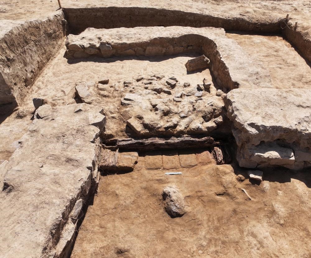 這是都蘭熱水墓群北一區(qū)M37號（“羊圈墓”）祭祀建筑的木質(zhì)門構(gòu)。