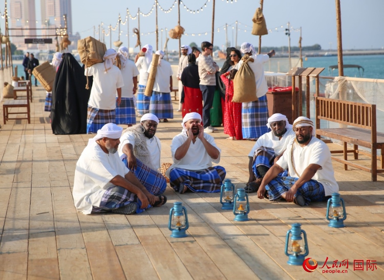 演藝人員展示售賣產(chǎn)品的場(chǎng)景。人民網(wǎng) 塔里克·易卜拉欣攝