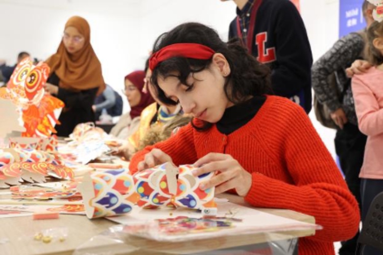 參與者在制作元宵彩燈。拉巴特中國文化中心供圖