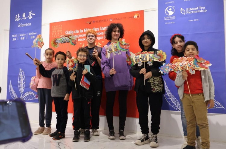 孩子們拿著元宵彩燈合影。拉巴特中國文化中心供圖