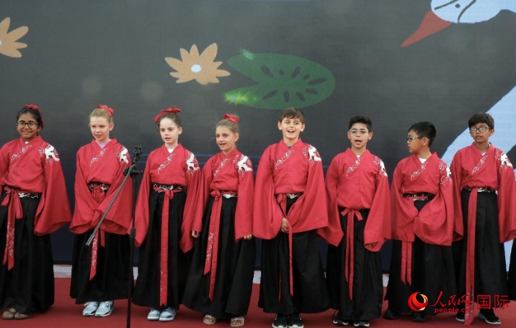 來(lái)自世界各地的小朋友一同誦讀中國(guó)古詩(shī)。人民網(wǎng) 滕婧含攝