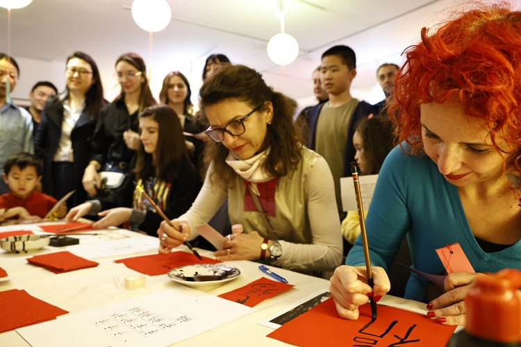 羅馬尼亞觀眾學(xué)習(xí)用毛筆寫“福”字。中國文化中心供圖