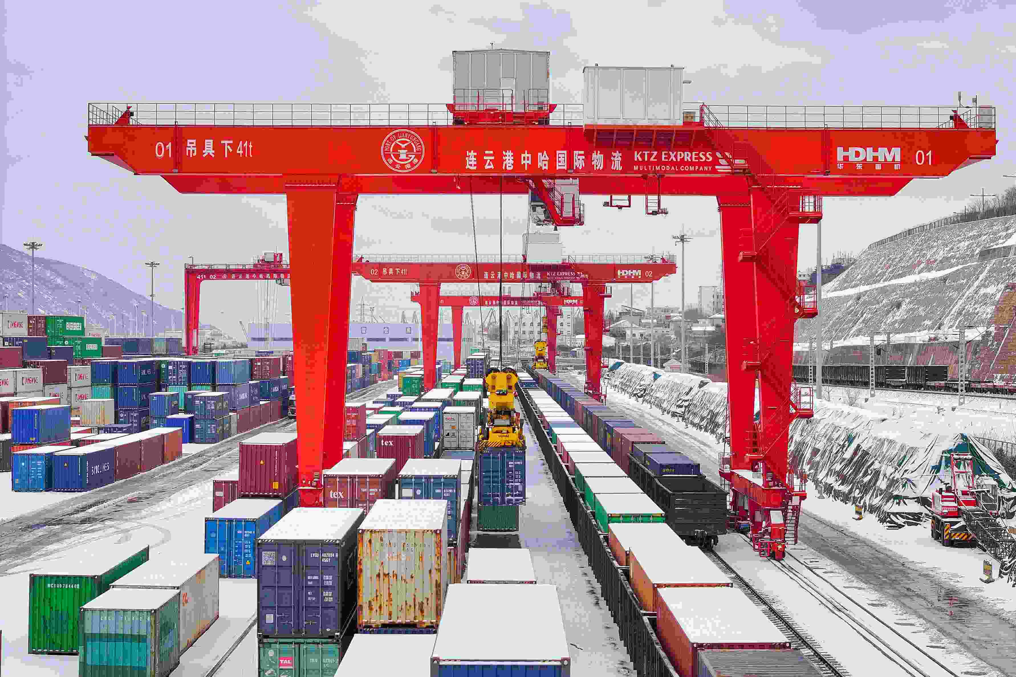 2024年2月22日，江蘇省連云港市中哈連云港物流合作基地，大型機(jī)械正在吊裝集裝箱。