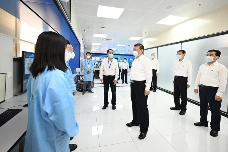 2023年7月6日，習(xí)近平總書記在江蘇南京市考察紫金山實(shí)驗(yàn)室時，同科研人員親切交流。