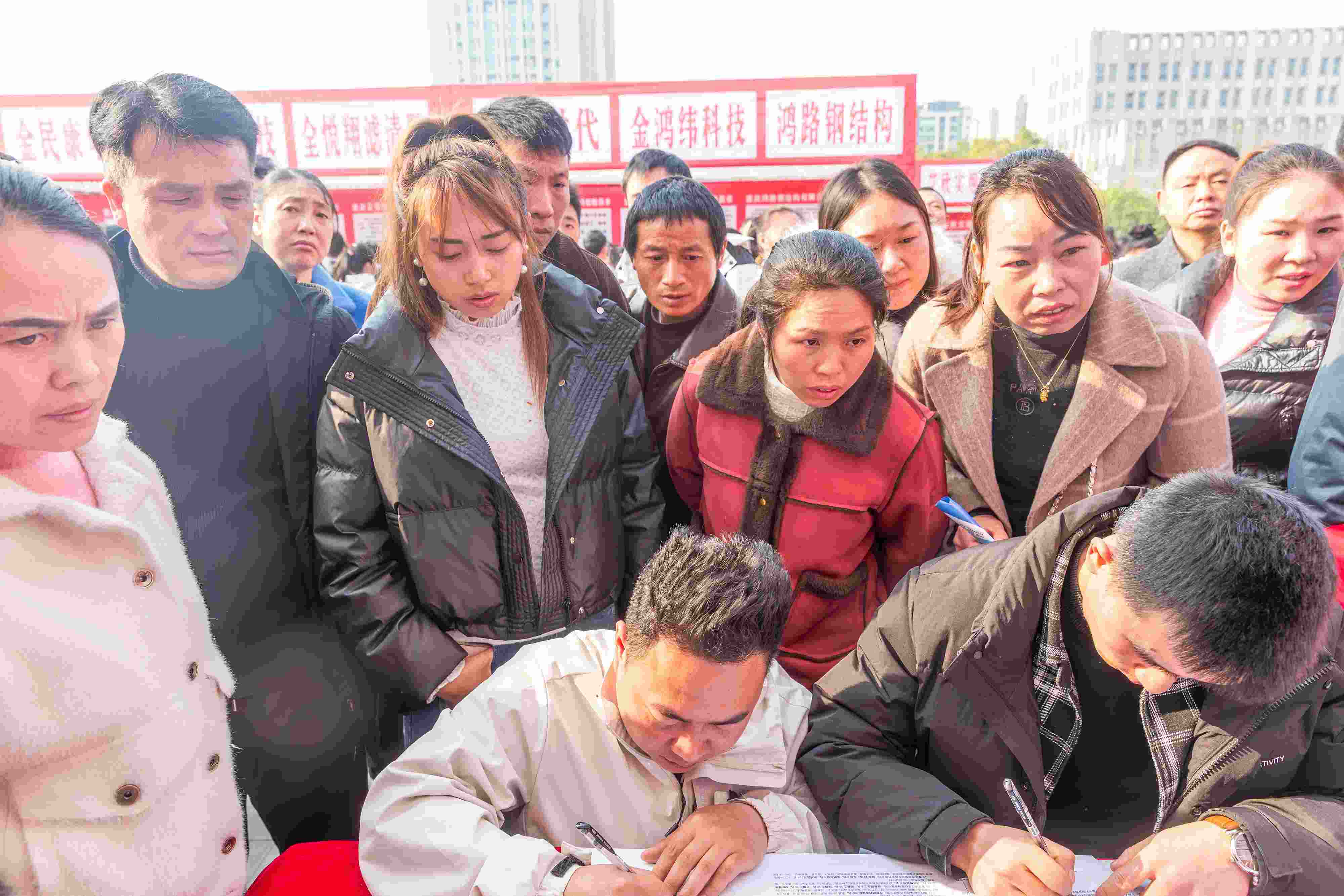 △ 2024年2月19日，重慶市南川區(qū)舉辦2024“春風行動”招聘會，為企業(yè)和求職者牽線搭橋，助力務工人員返崗就業(yè)、企業(yè)復產復工。