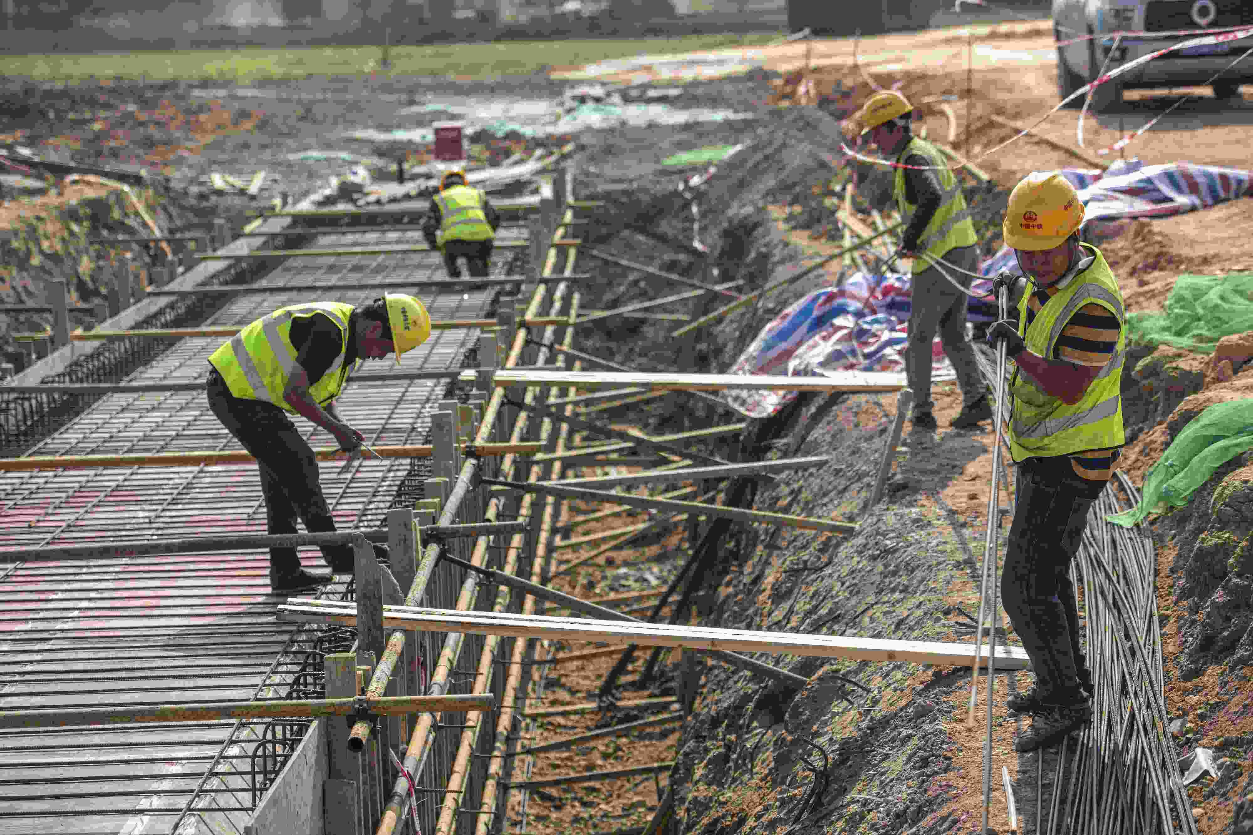 △ 2024年2月20日，海南省瓊海市，工程機械在博鰲樂城國際醫(yī)療旅游先行區(qū)康健路上加緊施工。