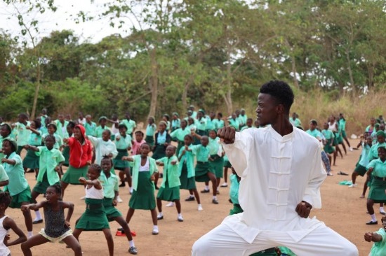 2月20日，在塞拉利昂首都弗里敦，當(dāng)?shù)貙W(xué)生在上武術(shù)課。
