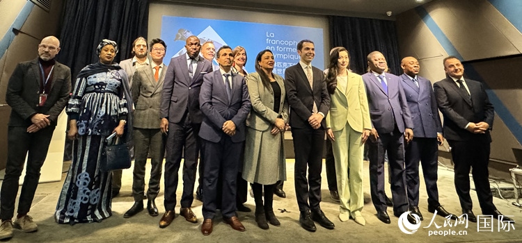 第28屆法語(yǔ)活動(dòng)月新聞發(fā)布會(huì)出席嘉賓合影留念。人民網(wǎng) 謝瑩攝