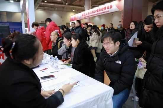 求職者與用人單位溝通交流。新華社記者 張博群 攝