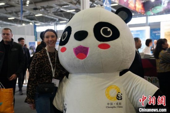 3月5日，2024年柏林國際旅游交易會(ITB)在柏林會展中心拉開帷幕。以“你好！中國”為主題的中國展區(qū)當日亮相展會。圖為觀眾與大熊貓人偶合影。中新社記者 馬秀秀 攝