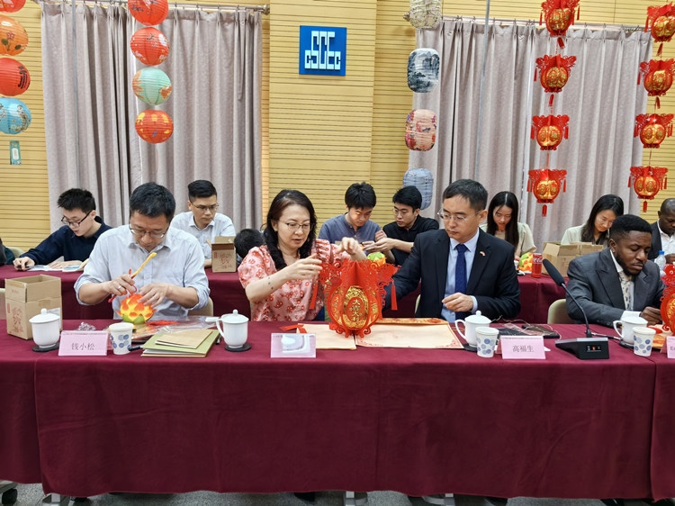 燈籠文化交流活動(dòng)現(xiàn)場(chǎng)。中建國際中西非公司供圖