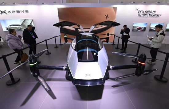 2023年12月1日，在鏈博會(huì)智能汽車鏈展區(qū)小鵬汽車展臺(tái)，參觀者觀看一臺(tái)智能飛行器。新華社記者蔡湘鑫攝
