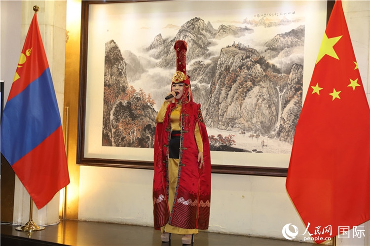 呼麥演唱。人民網(wǎng)記者 霍文攝