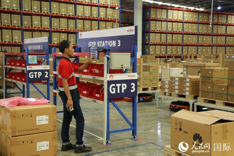 華為5G智能倉庫里，工作人員正在利用智能系統(tǒng)辦公。人民網(wǎng)記者 曹師韻攝