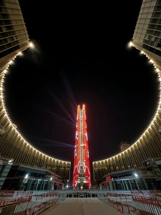  2024年2月9日，埃及開羅以東建設(shè)中的埃及新行政首都中央商務(wù)區(qū)項目上演燈光秀，迎接龍年春節(jié)。新華社發(fā)（黎炳宏攝）