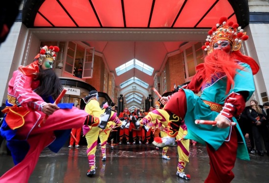  2024年2月10日，來自廣東普寧的英歌舞團演員在英國倫敦伯靈頓拱廊街表演英歌舞。新華社記者 李穎 攝