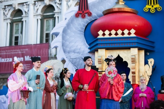  2024年2月13日，在意大利威尼斯，志愿者身著漢服進行表演。新華社記者 李京 攝