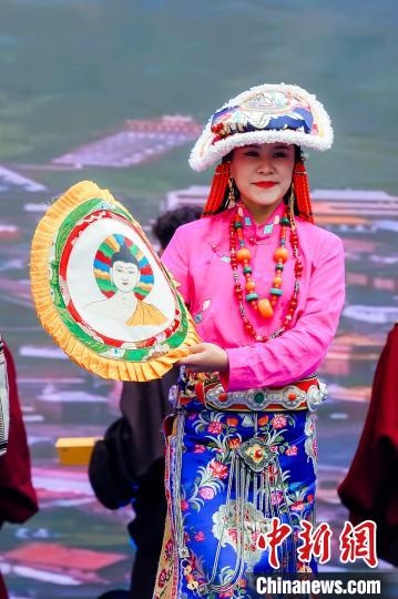 圖為身著民族服飾的演員們展示果洛特色產(chǎn)品。 果洛州文體旅游廣電局 供圖