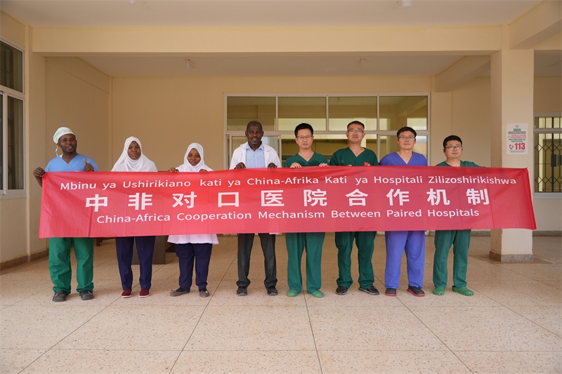 醫(yī)療隊(duì)隊(duì)隊(duì)員和基文吉區(qū)醫(yī)院院長(zhǎng)（左四）及醫(yī)護(hù)人員合影。中國(guó)援桑醫(yī)療隊(duì)供圖