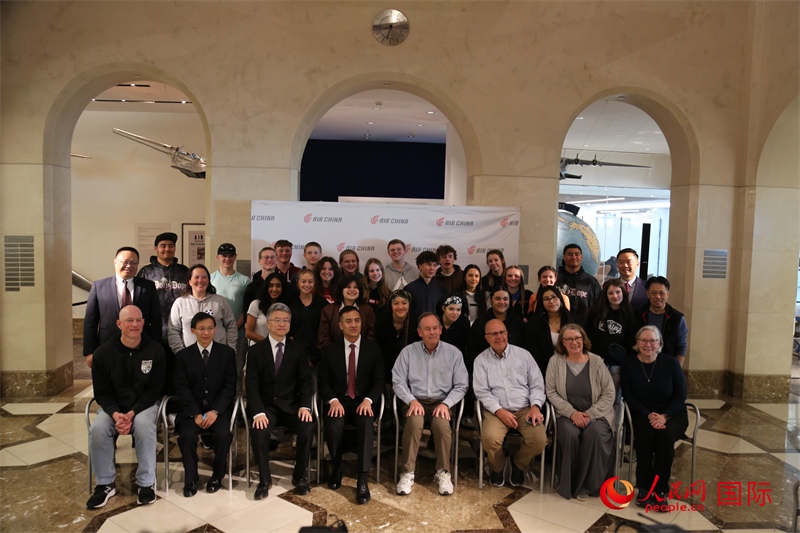 美國高中學生交流團全體與前來送行的各方代表合影。人民網(wǎng)記者 鄧圩攝