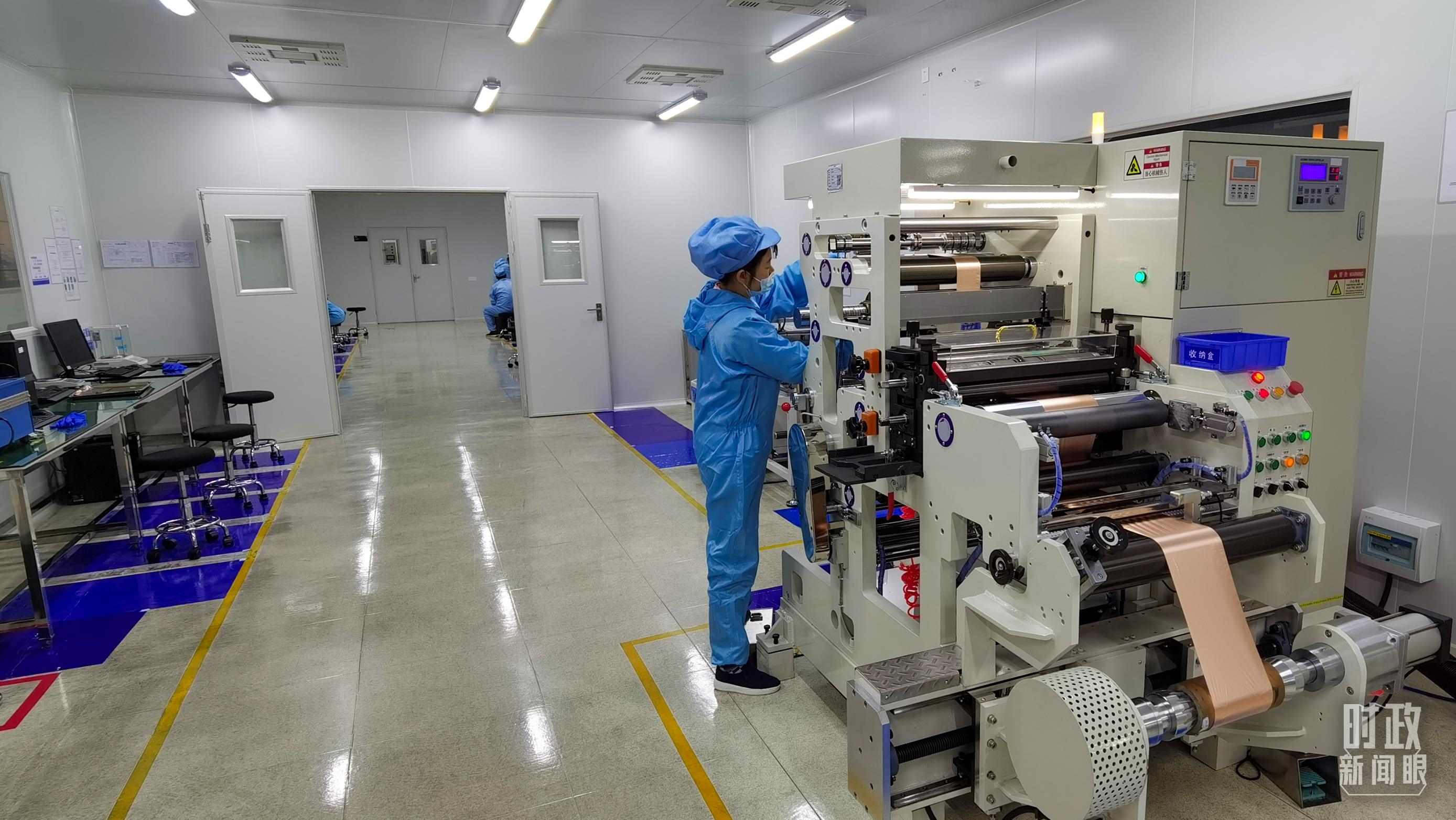 △企業(yè)員工將冷壓后的極片裁出規(guī)定尺寸，用于鋰電池制作。（總臺央視記者郭鴻拍攝）